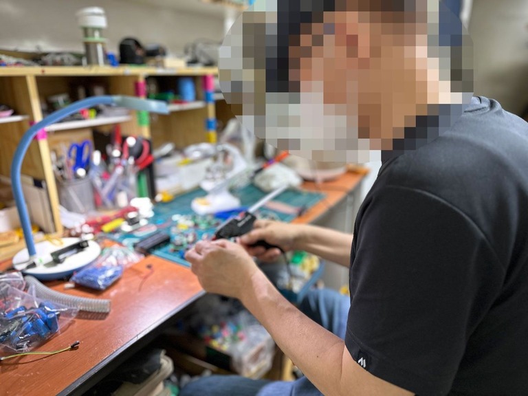 北朝鮮に飛ばす「スマート」風船を制作する脱北者のチェさん（仮名）/Yoonjung Seo/CNN