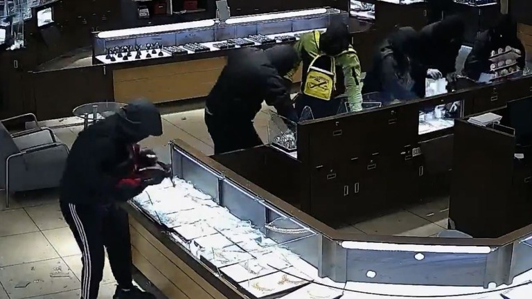 約２０人で店内になだれ込み、展示ケースを壊して宝飾品を持ち去る強盗犯たち/Sunnyvale Department of Public Safety