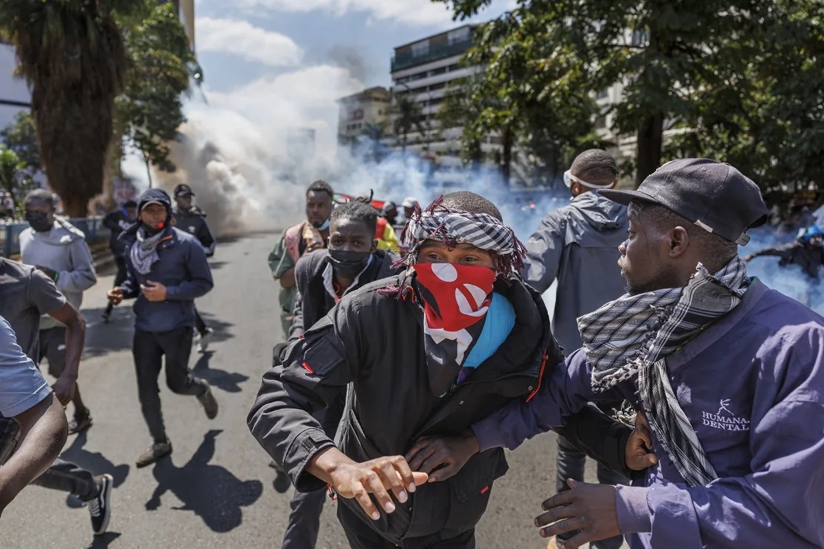 ルト大統領の増税法案撤回の表明は、ケニアで死者が出たデモの翌日に行われた/Tony Karumba/AFP/Getty Images
