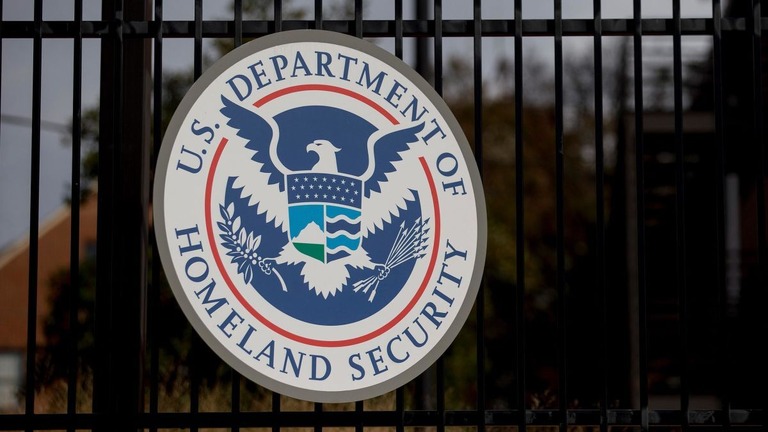 米国土安全保障省が、密入国斡旋組織を通じて入国した移民４００人超の身元を確認した/Andrew Harrer/Bloomberg/Getty Images