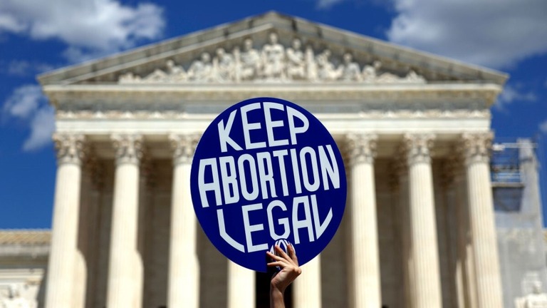 連邦最高裁前で抗議する中絶支持者＝２４日、米首都ワシントン/Anna Moneymaker/Getty Images