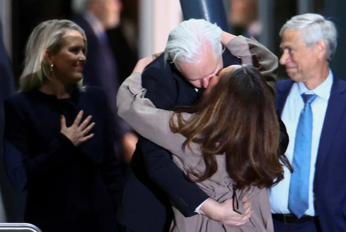 妻のステラさんと抱擁とキスを交わすアサンジュ氏==26日、オーストラリア・キャンベラ/Edgar Su/Reuters