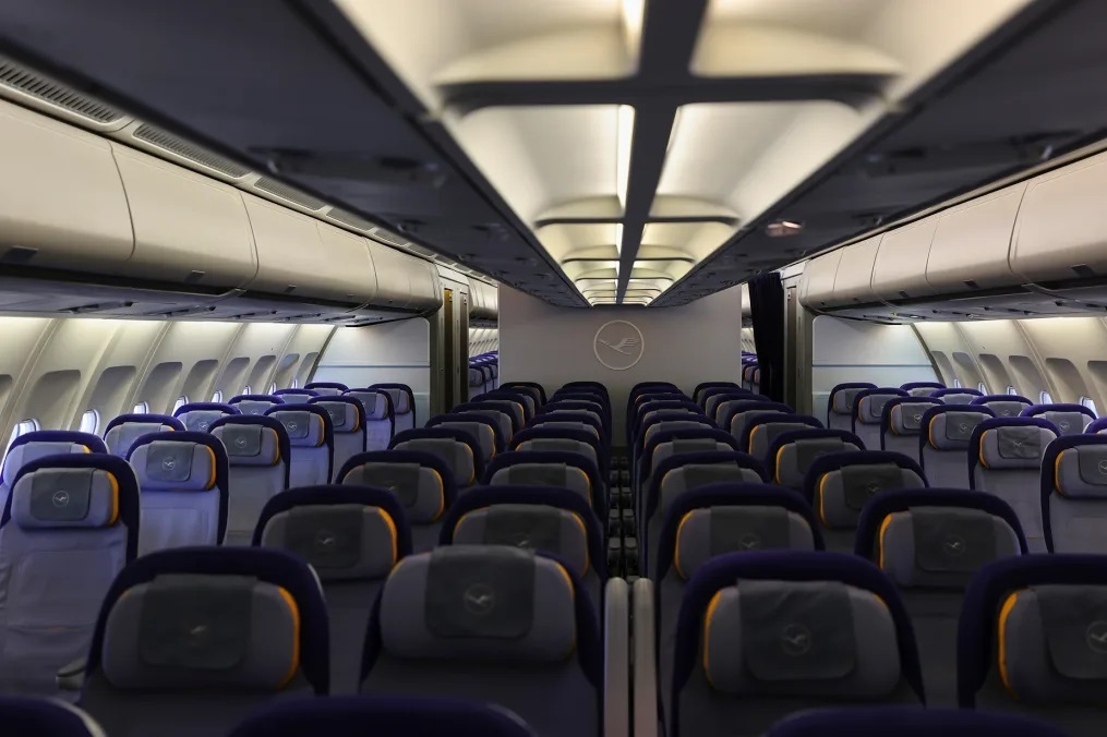Ａ３４０は利用客の中にもファンが多く、運用の減少を悲しむ声も上がる/Alex Kraus/Bloomberg/Getty Images