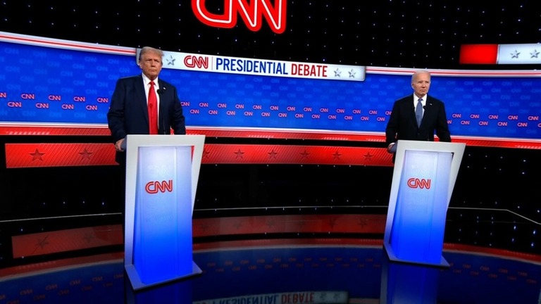 討論会のステージに立つバイデン、トランプ両氏/CNN