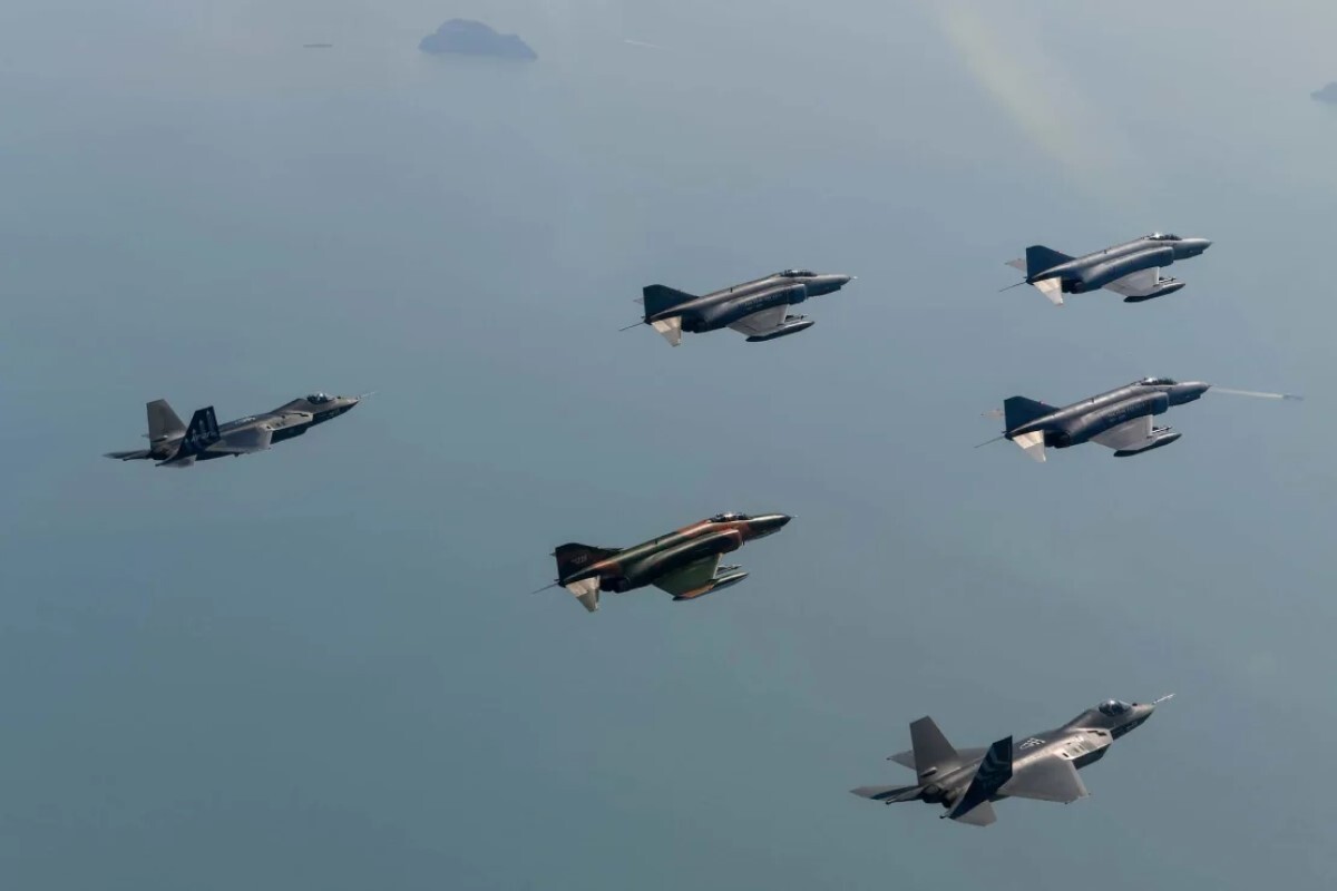 KF21戦闘機2機と編隊を組んで飛ぶ韓国のF4戦闘機/South Korean Air Force