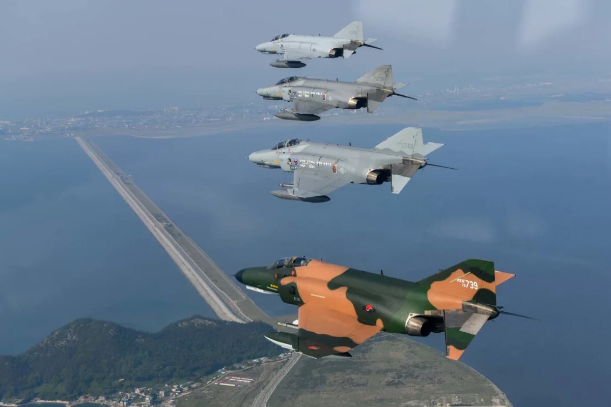 編隊を組んで飛ぶ4機のF4戦闘機/South Korean Air Force