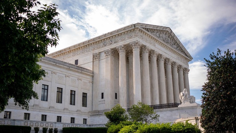 米連邦最高裁が、米議会議事堂襲撃事件を巡る妨害罪の適用を制限する判断を下した/Andrew Harnik/Getty Images