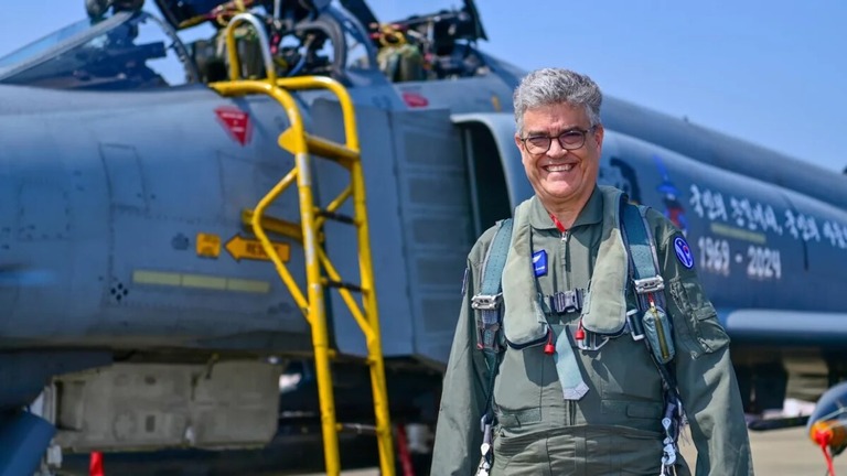 ＣＮＮのシニア・グローバル軍事ライター、ブラッド・レンドン氏。韓国空軍のＦ４戦闘機「ファントム」に乗り込む直前の写真/South Korean Air Force