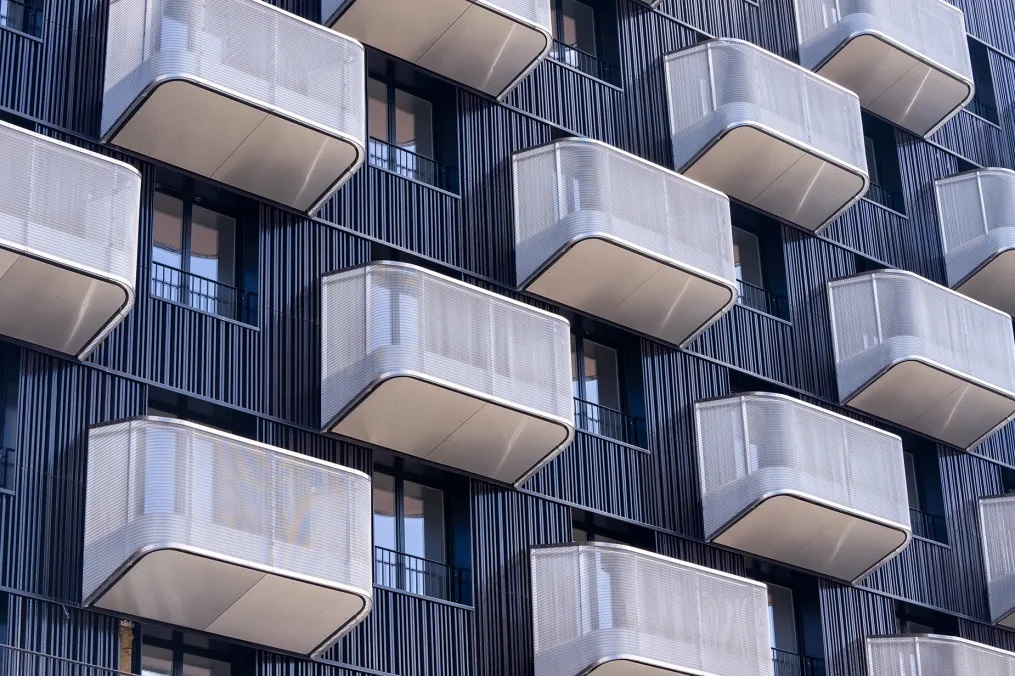 サンドニの選手村、選手らが滞在する建物のバルコニー/Nathan Laine/Bloomberg/Getty Images