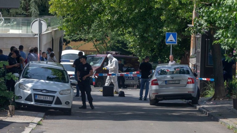 事件現場付近に派遣された警官ら＝２９日、セルビア首都ベオグラード/Marko Drobnjakovic/AP
