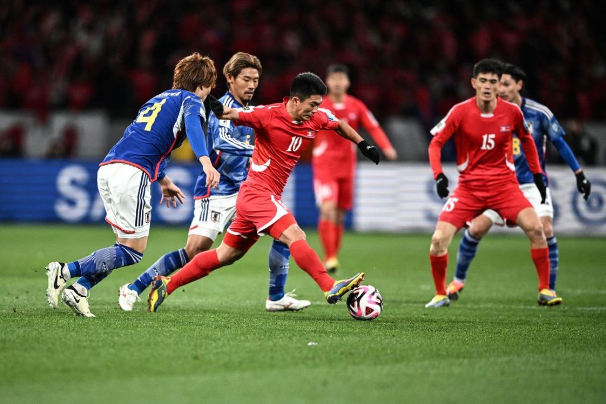 サッカーW杯のアジア予選で対戦した日本代表と北朝鮮代表=3月/Philip Fong/AFP/Getty Images