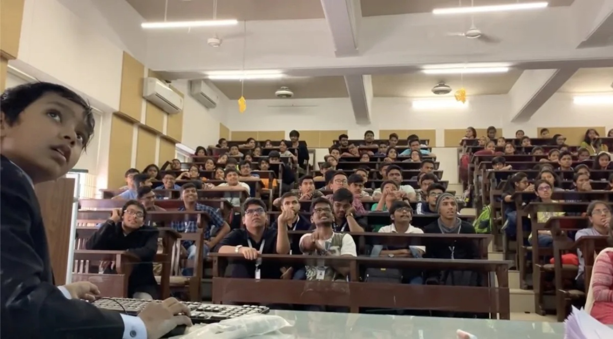 インドのムンバイ大学で講義をするソボルノさん/Courtesy Rashidul Bari