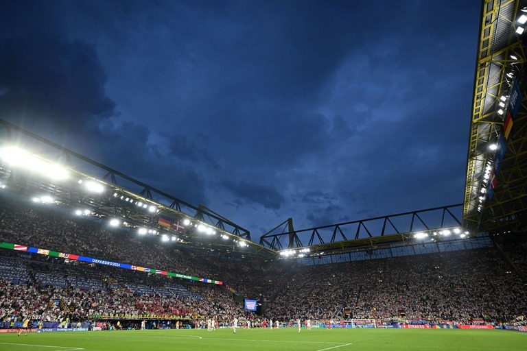 ドイツ・ドルトムントのサッカー欧州選手権（ユーロ２０２４）会場で、試合中にスタジアムの屋根によじ登った男が警察に逮捕された/Bernd Thissen/dpa/Getty Images