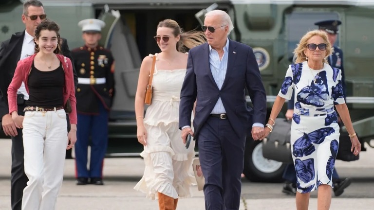 バイデン大統領とジル夫人、孫のナタリー・バイデン氏（左）ら＝２９日、ニューヨーク州イースト・ハンプトン/Evan Vucci/AP