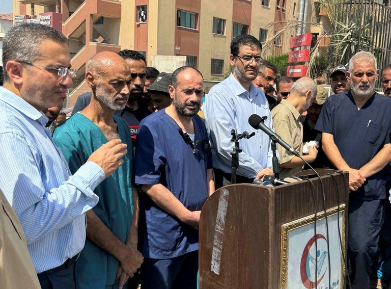 イスラエルの刑務所から釈放後、会見するシファ病院のサルミヤ院長（中央）/Mohammed Salem/Reuters via CNN Newsource