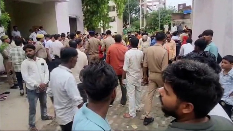 インド北部での転倒事故を受け、現場近くの救急施設に集まる人々/Reuters