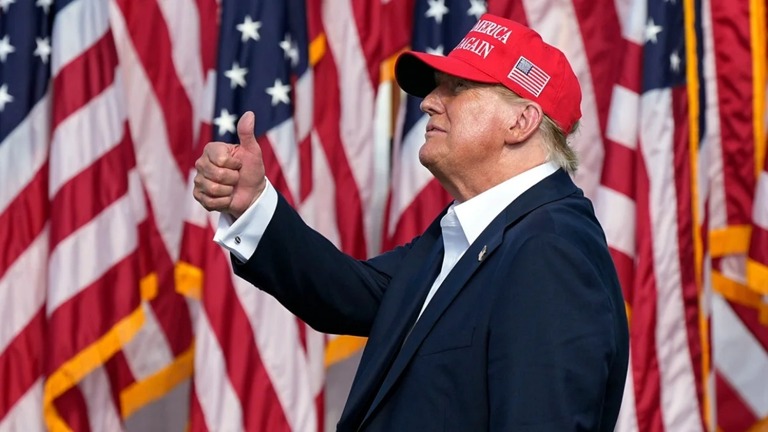 集会で支持者らに応えるトランプ前米大統領＝６月２８日、バージニア州/Steve Helber/AP/File