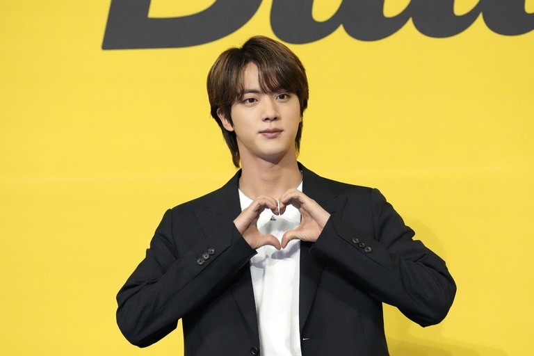 ＢＴＳのメンバーＪＩＮさんがパリ五輪の聖火リレーに参加する/Lee Jin-man/AP