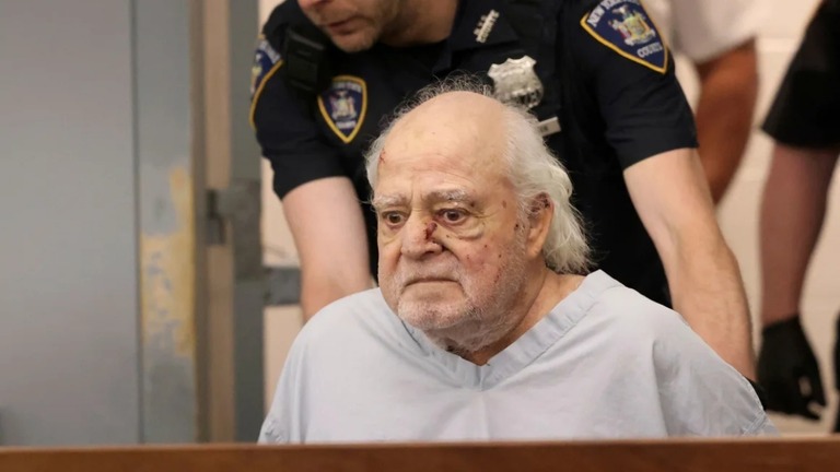 出廷するスティーブン・シュワリー被告（６４）＝１日、ニューヨーク州/James Carbone/Pool/Newsday/AP