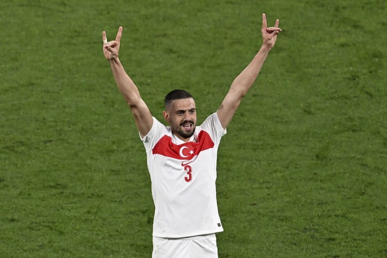 トルコの右翼過激派グループと関係があるとされるジェスチャーをしたメリフ・デミラル選手/Hendrik Schmidt/picture-alliance/dpa/AP 
