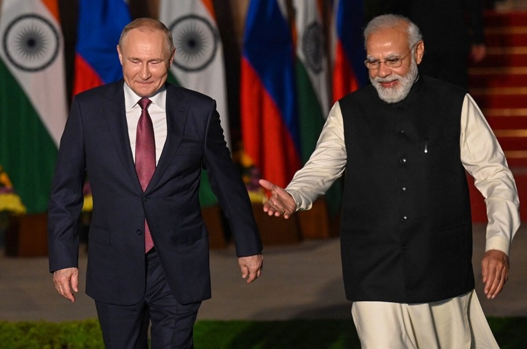 ２０２１年末に会談を行ったロシアのプーチン大統領（左）とインドのモディ首相/Money Sharma/AFP/Getty Images/File
