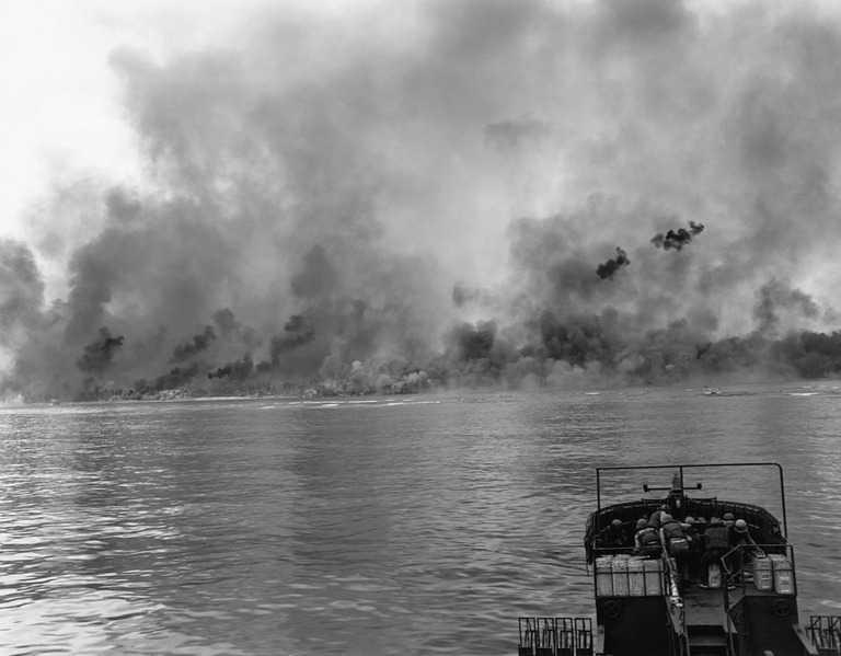 ペリリュー島のビーチに向かう海兵隊の部隊＝１９４４年/Corbis/Getty Images