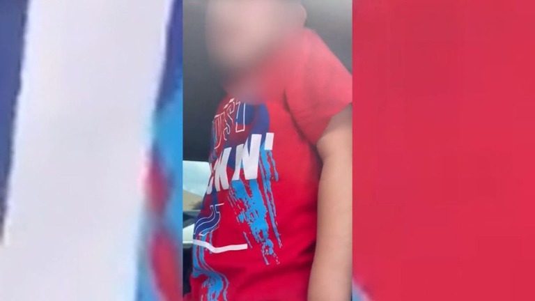 通報を受けた警察が車内に子どもがいるのを発見した/KSAT