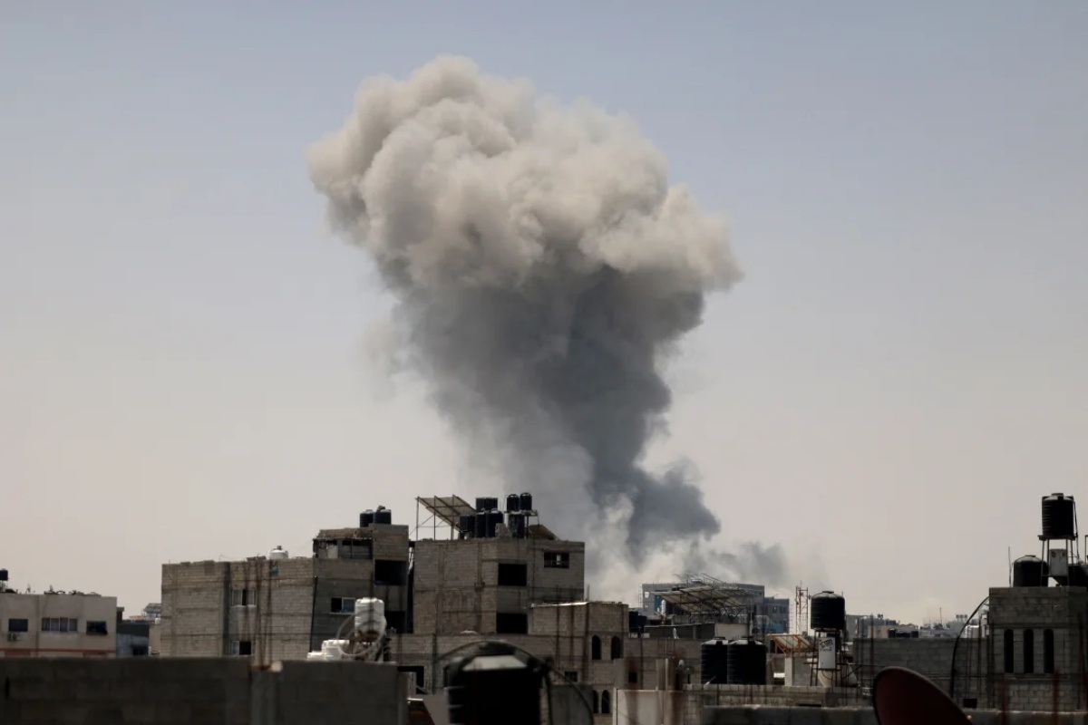 イスラエルの攻撃により煙が立ち上っている=4日、ガザ/Omar Al-Qattaa/AFP/Getty Images