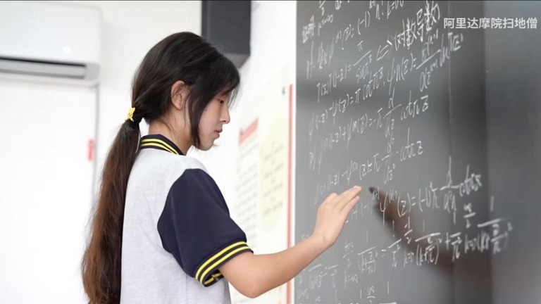 黒板で数学の問題を解く姜萍さん/Alibaba Damo Academy Floor Sweeping Monk/Bilibili