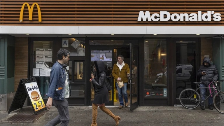 マクドナルドの店舗＝２３年４月６日、ニューヨーク/Victor J. Blue/Bloomberg/Getty Images
