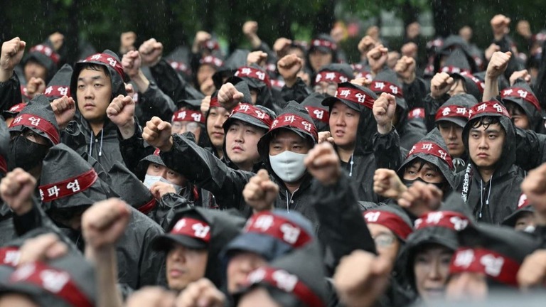 工場の外でストを開始した労組の組合員＝８日、京畿道華城（ファソン）市/Jung Yeon-je/AFP/Getty Images