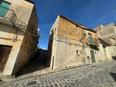 今回販売されるのは、１階建てか３階建て、１～３ベッドルーム、広さ５０～８０平米の石造りの住宅だ