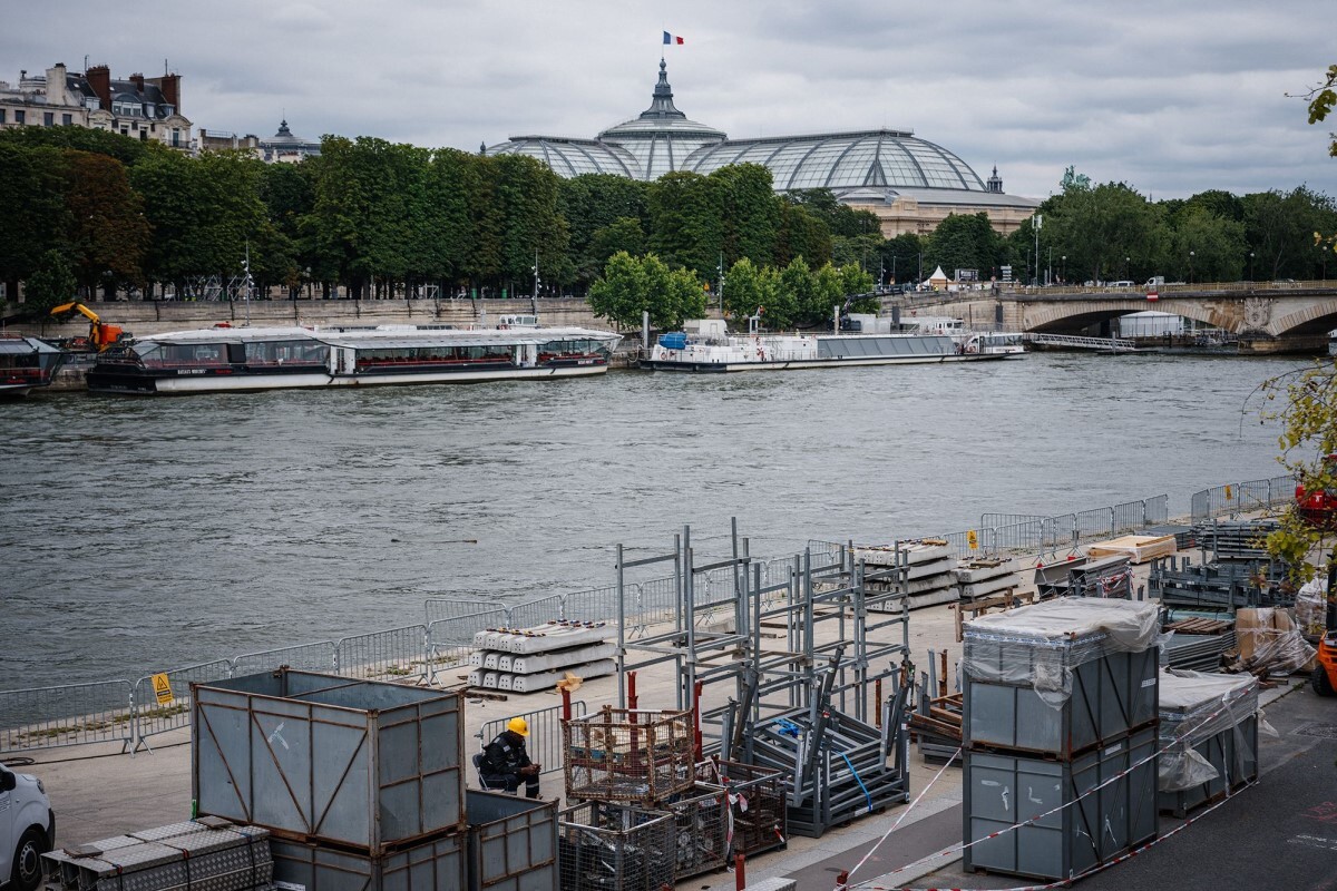 パリ五輪に向けて建設工事が進むセーヌ川沿い=1日、フランス・パリ/Dimitar Dilkoff/AFP/Getty Images
