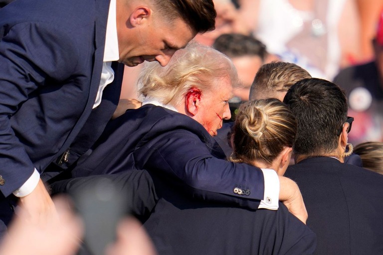 現場を離れるトランプ前大統領/Gene J. Puskar/AP via CNN Newsource