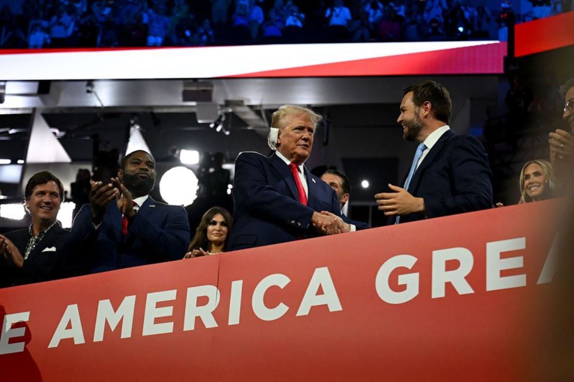 副大統領候補に指名されたJ・D・バンス上院議員と握手を交わすトランプ氏/Rebecca Wright/CNN