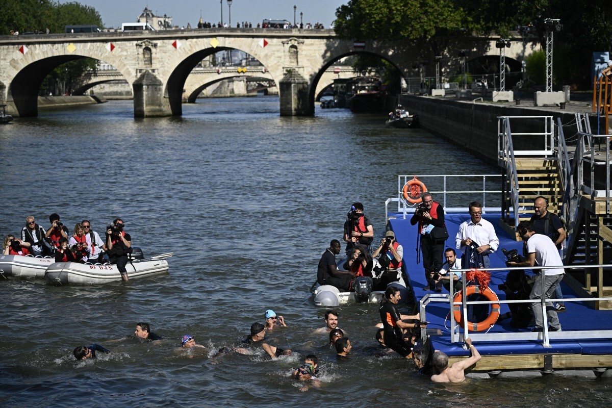 大会組織委員会は日光や気温上昇により水質が改善したとしている/Julien De Rosa/AFP/Getty Images