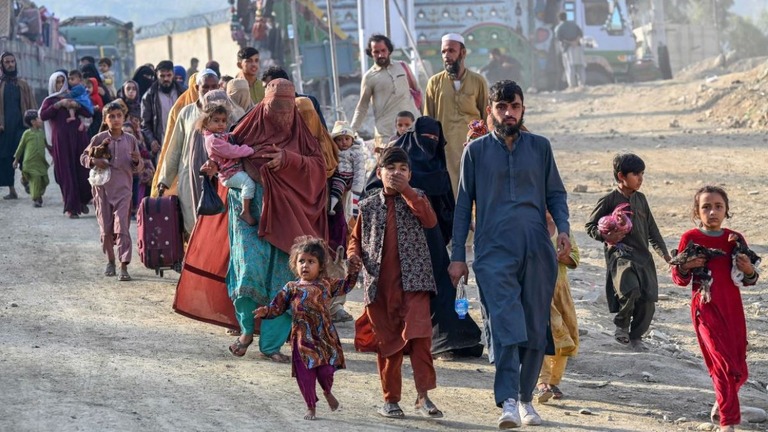 パキスタン国境へと向かうアフガニスタンの人々＝２０２３年１１月/Abdul Majeed/AFP/Getty Images