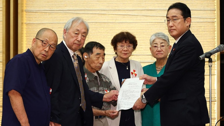 岸田文雄首相（右）が旧優生保護法を巡る裁判の原告らと面会した/JIJI Press/AFP/Getty Images