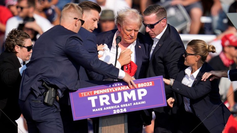 シークレットサービスに囲まれるトランプ前大統領。バトラー郡の保安官が当時の状況を振り返った/Gene J. Puskar/AP