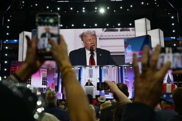 米共和党全国大会で、暗殺未遂事件後初となる演説に臨んだトランプ氏/Bernadette Tuazon/CNN