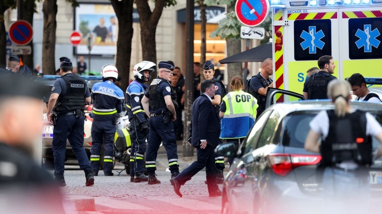 パリのシャンゼリゼ通り近くで警察官１人が襲撃され負傷した/Kevin Coombs/Reuters