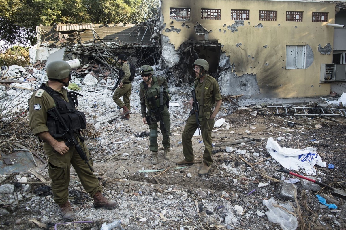 破壊された家屋周辺を査察するイスラエル兵士=2023年10月14日、イスラエル・ベエリ/Amir Levy/Getty Images