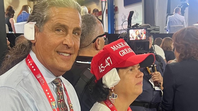 米共和党の全国大会では、右耳にガーゼ状のものを貼った参加者の姿が散見される/Alyana Treene