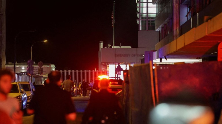 爆発が起きた地点に近いテルアビブの米大使館外を歩く緊急要員/Ricardo Moraes/Reuters
