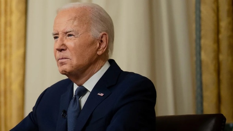大統領執務室から演説を行うバイデン大統領＝１４日、米首都ワシントン/Erin Schaff/Pool/Getty Images
