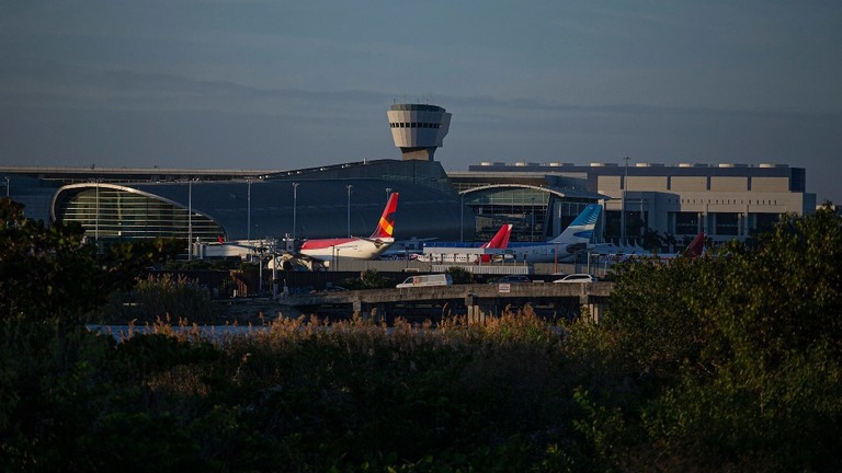 マイアミ国際空港で、女性が刃物で襲われて重傷を負った/Kena Betancur/VIEWpress/Getty Images/File