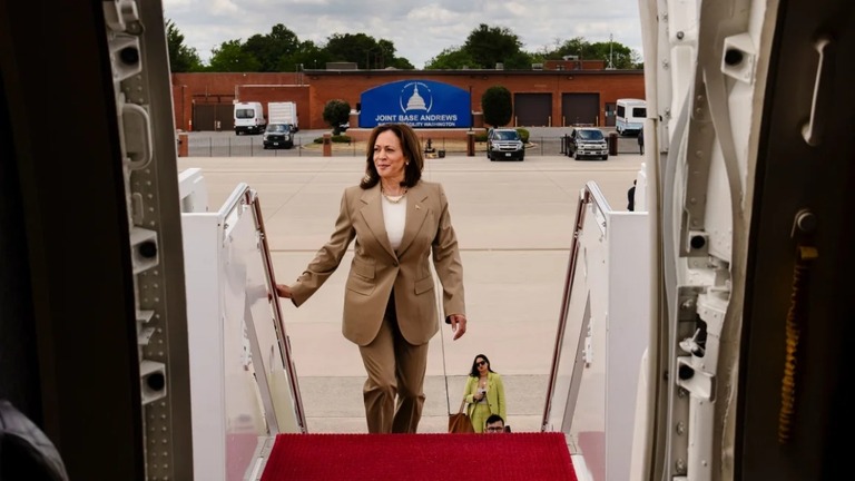 アンドルーズ空軍基地で飛行機に乗り込むハリス副大統領＝１３日、メリーランド州/Erin Schaff/The New York Times/Redux