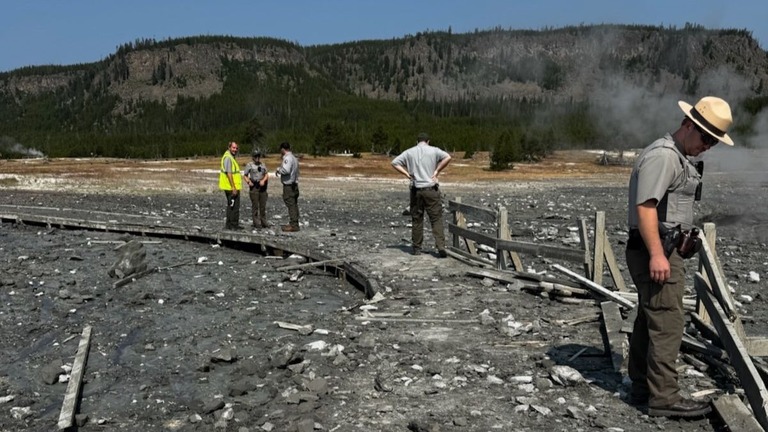 熱水性の爆発で破壊されたイエローストーン国立公園の遊歩道/National Park Service