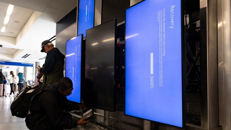 クラウドストライクの不具合で世界各地で混乱が発生した/Etienne Laurent/AFP/AFPGetty Images