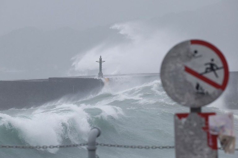 台風３号によって生じた高波＝２４日、基隆市/Carlos Garcia Rawlins/Reuters via CNN Newsource